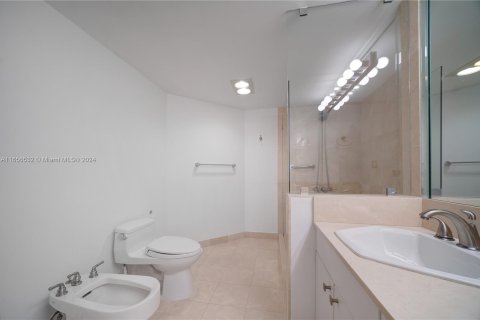 Condominio en alquiler en Surfside, Florida, 2 dormitorios, 147.71 m2 № 1360356 - foto 13