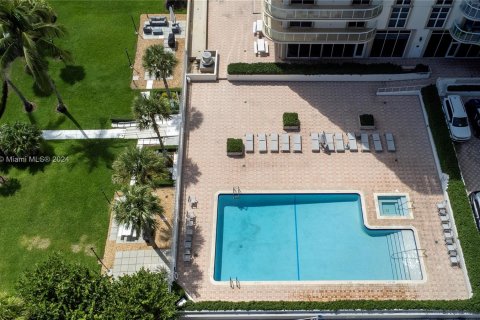 Condominio en alquiler en Surfside, Florida, 2 dormitorios, 147.71 m2 № 1360356 - foto 16