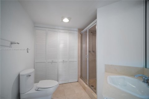 Condo in Surfside, Florida, 2 bedrooms  № 1360356 - photo 24