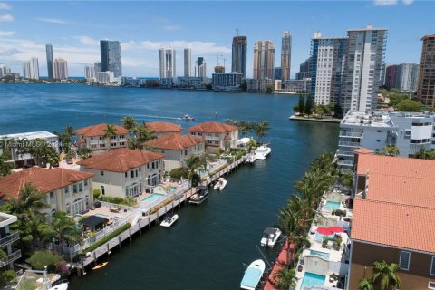 Adosado en venta en North Miami Beach, Florida, 3 dormitorios, 152.36 m2 № 1360357 - foto 1