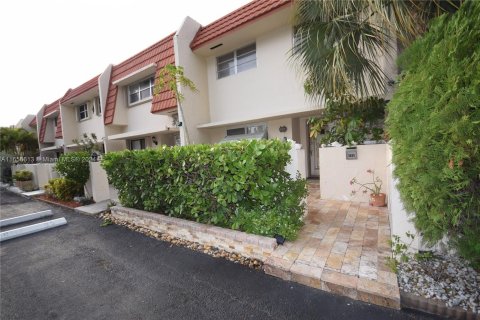 Townhouse in North Miami Beach, Florida 3 bedrooms, 152.36 sq.m. № 1360357 - photo 4