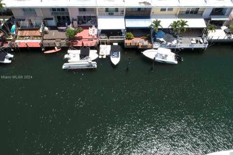 Townhouse in North Miami Beach, Florida 3 bedrooms, 152.36 sq.m. № 1360357 - photo 2