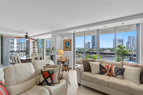 Condo in Aventura, Florida, 2 bedrooms  № 1360325 - photo 6