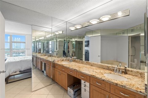 Condo in Aventura, Florida, 2 bedrooms  № 1360325 - photo 12