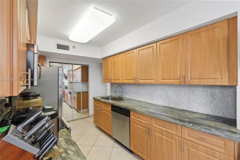 Condo in Aventura, Florida, 2 bedrooms  № 1360325 - photo 13