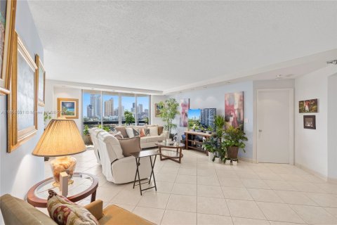 Condo in Aventura, Florida, 2 bedrooms  № 1360325 - photo 17