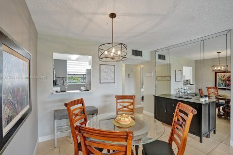 Condo in Lauderhill, Florida, 2 bedrooms  № 1132308 - photo 23