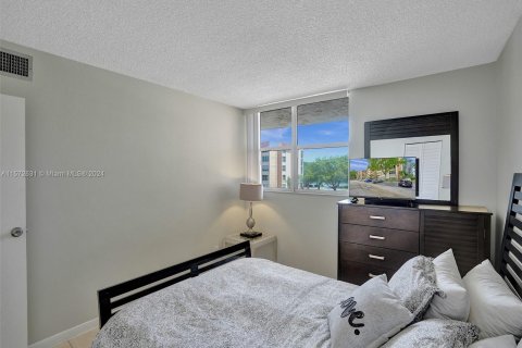 Condo in Lauderhill, Florida, 2 bedrooms  № 1132308 - photo 8