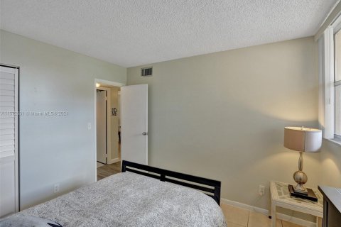 Condo in Lauderhill, Florida, 2 bedrooms  № 1132308 - photo 11