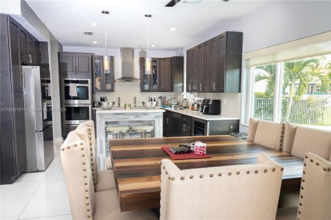 House in Pembroke Pines, Florida 4 bedrooms, 233.37 sq.m. № 1294428 - photo 6