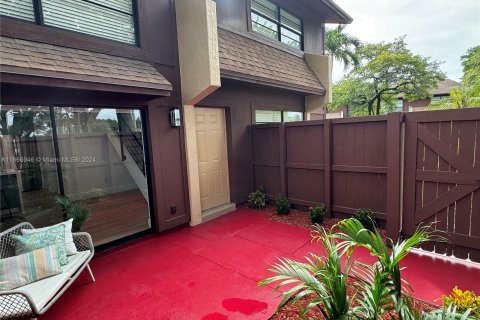 Adosado en venta en Miami, Florida, 3 dormitorios, 139.35 m2 № 1381825 - foto 1