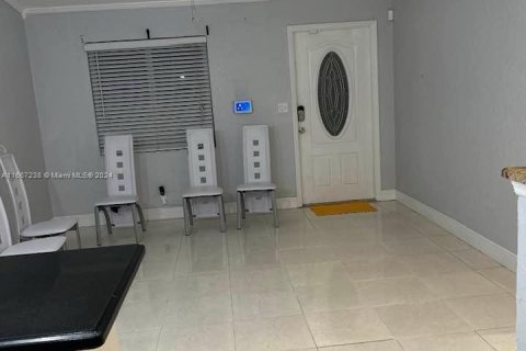 House in Fort Lauderdale, Florida 3 bedrooms № 1381874 - photo 6