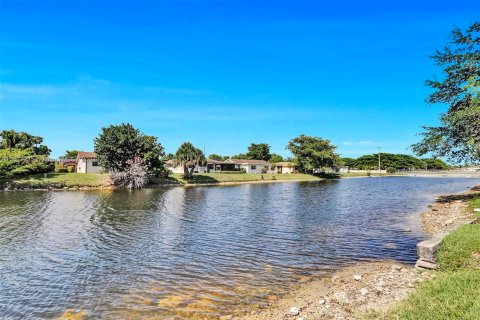 Condo in Tamarac, Florida, 2 bedrooms  № 1381872 - photo 17