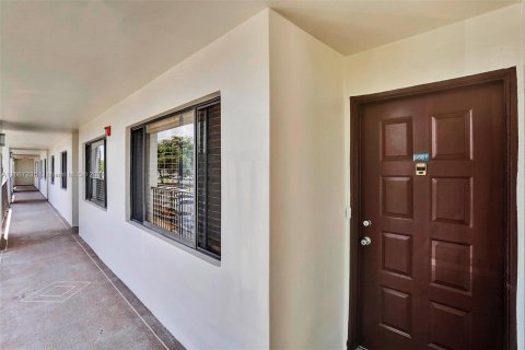 Copropriété à vendre à Tamarac, Floride: 2 chambres, 114.08 m2 № 1381872 - photo 4