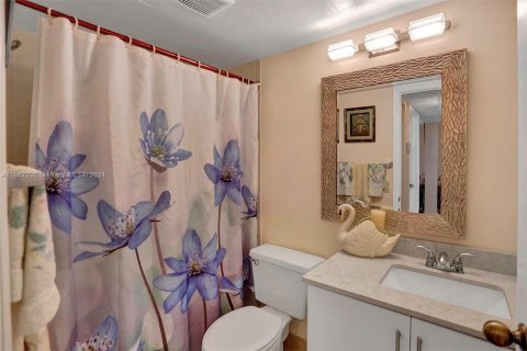 Condo in Tamarac, Florida, 2 bedrooms  № 1381872 - photo 13