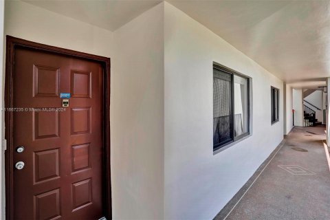 Copropriété à vendre à Tamarac, Floride: 2 chambres, 114.08 m2 № 1381872 - photo 5