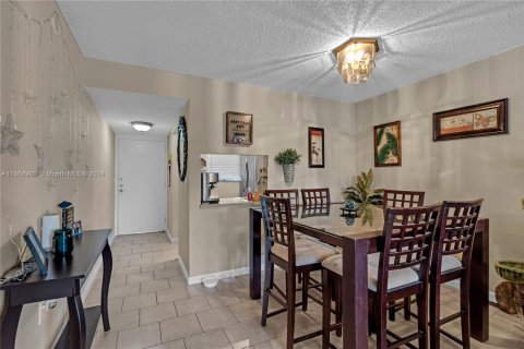 Condo in Plantation, Florida, 2 bedrooms  № 1381824 - photo 9