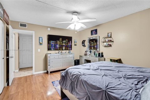 Condo in Plantation, Florida, 2 bedrooms  № 1381824 - photo 17