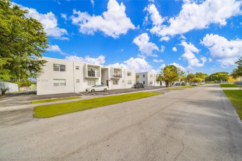 Купить коммерческую недвижимость в Опа-Локка, Флорида № 995629 - фото 2