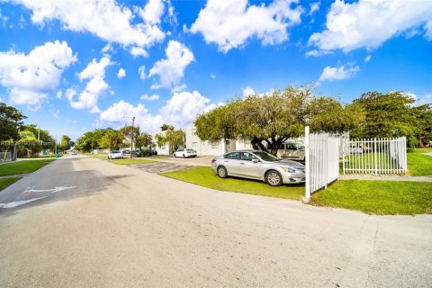 Купить коммерческую недвижимость в Опа-Локка, Флорида № 995629 - фото 3