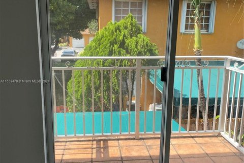 Condo in Hialeah, Florida, 3 bedrooms  № 1348198 - photo 2