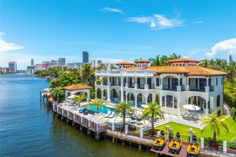 Villa ou maison à louer à Golden Beach, Floride: 8 chambres, 776.01 m2 № 1347781 - photo 2