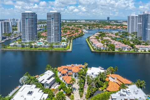 Villa ou maison à louer à Golden Beach, Floride: 8 chambres, 776.01 m2 № 1347781 - photo 3