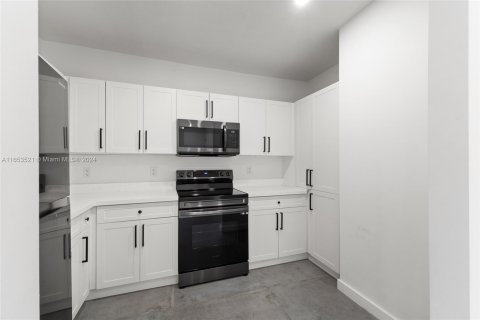 Apartamento en alquiler en Miami, Florida, 1 dormitorio, 286.32 m2 № 1348269 - foto 16