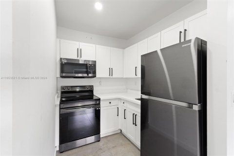 Apartamento en alquiler en Miami, Florida, 1 dormitorio, 286.32 m2 № 1348269 - foto 9