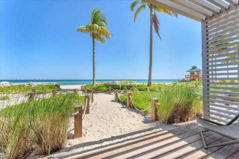 Copropriété à vendre à Sunny Isles Beach, Floride: 4 chambres, 249.16 m2 № 1355500 - photo 1