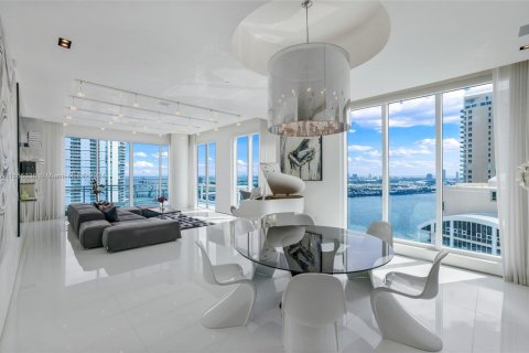 Condo in Miami, Florida, 4 bedrooms  № 1355316 - photo 1