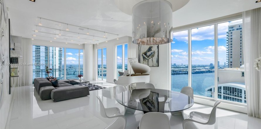 Condominio en Miami, Florida, 4 dormitorios  № 1355316