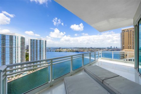 Condo in Miami, Florida, 4 bedrooms  № 1355316 - photo 18