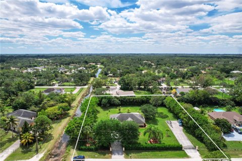 House in West Palm Beach, Florida 4 bedrooms, 196.49 sq.m. № 1411964 - photo 1