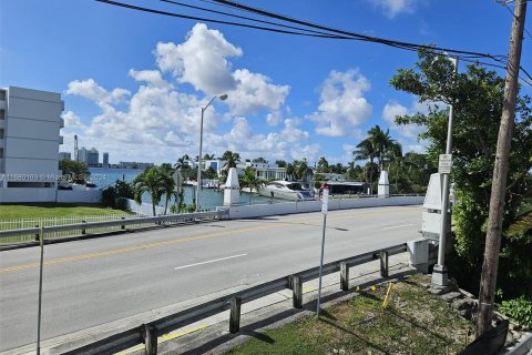 Condo in Miami Beach, Florida, 1 bedroom  № 1412003 - photo 30