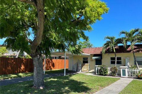 Appartement à louer à Sarasota, Floride: 2 chambres, 111.48 m2 № 1351413 - photo 1