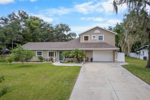 House in Tampa, Florida 4 bedrooms, 216.93 sq.m. № 1351458 - photo 1