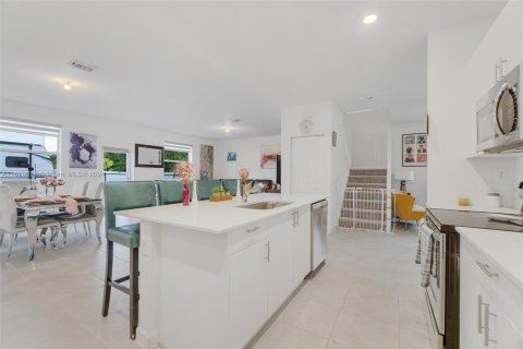 House in Miami, Florida 5 bedrooms, 245.26 sq.m. № 1292170 - photo 11