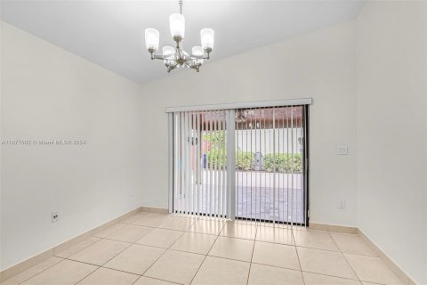 House in Miami, Florida 3 bedrooms, 130.81 sq.m. № 1403132 - photo 13