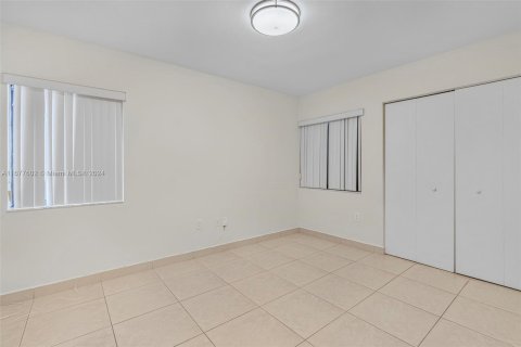 House in Miami, Florida 3 bedrooms, 130.81 sq.m. № 1403132 - photo 18