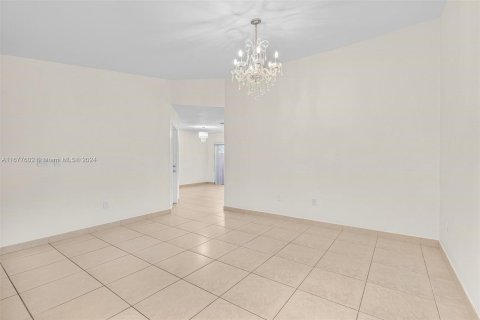 House in Miami, Florida 3 bedrooms, 130.81 sq.m. № 1403132 - photo 8