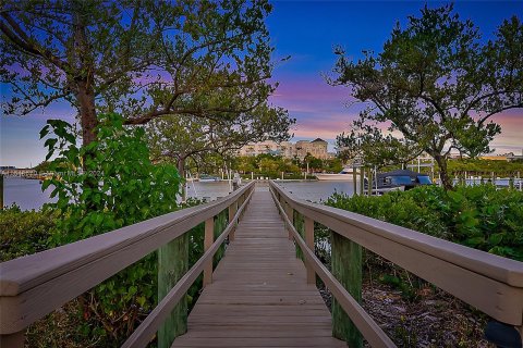 House in Jupiter, Florida 4 bedrooms, 366.03 sq.m. № 1331182 - photo 5