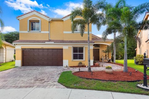 House in Weston, Florida 4 bedrooms, 260.59 sq.m. № 1347657 - photo 2