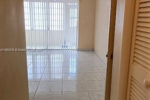 Condo in Hallandale Beach, Florida, 1 bedroom  № 1347658 - photo 13