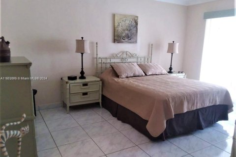 Condo in Hallandale Beach, Florida, 1 bedroom  № 1347658 - photo 15