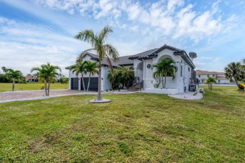 Villa ou maison à vendre à Punta Gorda, Floride: 4 chambres, 229 m2 № 879875 - photo 2