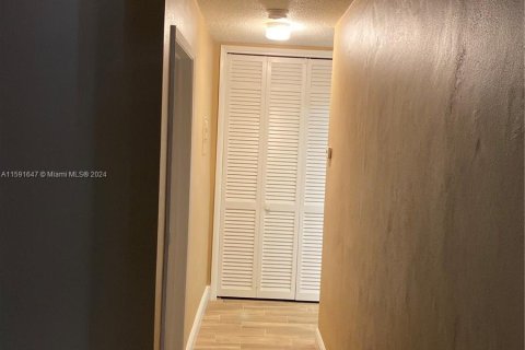 Condo in Hallandale Beach, Florida, 1 bedroom  № 1184681 - photo 8