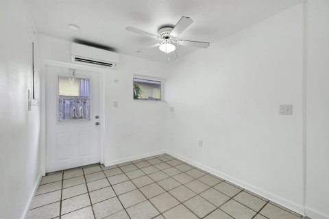 Propiedad comercial en venta en Fort Pierce, Florida, 195.28 m2 № 976920 - foto 4