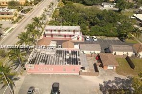 Купить коммерческую недвижимость в Дания-Бич, Флорида № 908264 - фото 1
