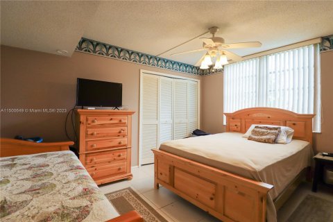 Condo in Pompano Beach, Florida, 3 bedrooms  № 908266 - photo 16